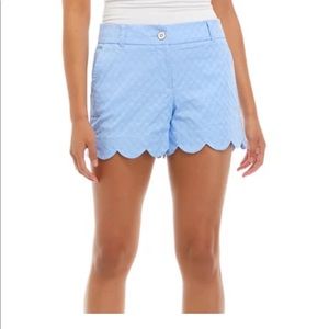Crown & Ivy
Women's Shelby Scalloped Shorts